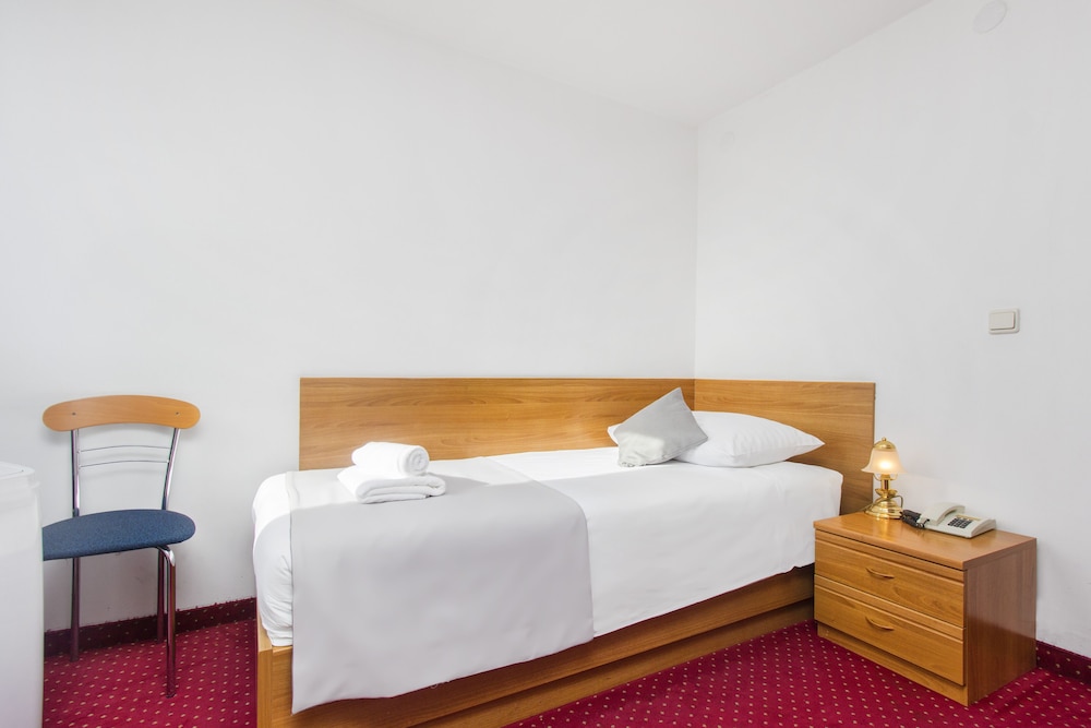 Triple Room, City View - Photo 6