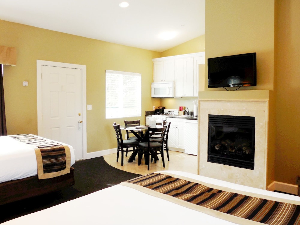 Deluxe Room, 2 Queen Beds - Photo 8