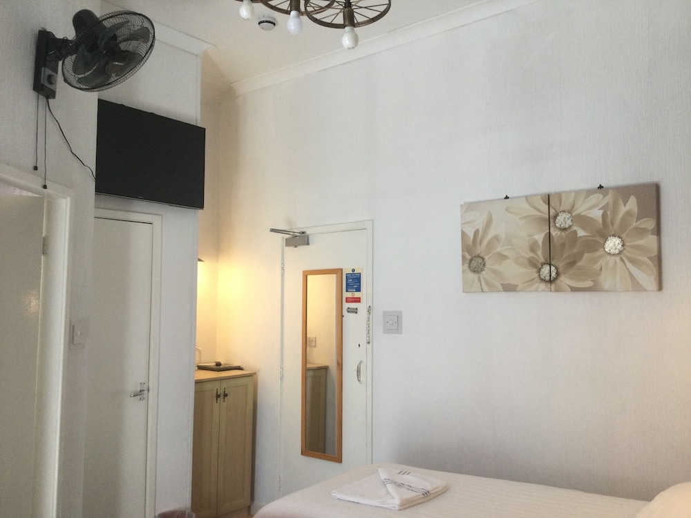 Rear Facing Twin Room photo 2