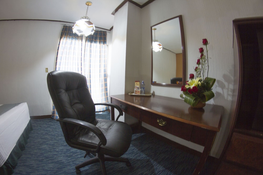 Standard Room, 1 King Bed photo 2