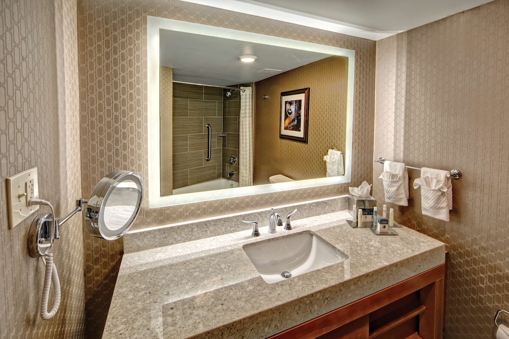 Deluxe room with king bed - Photo 1