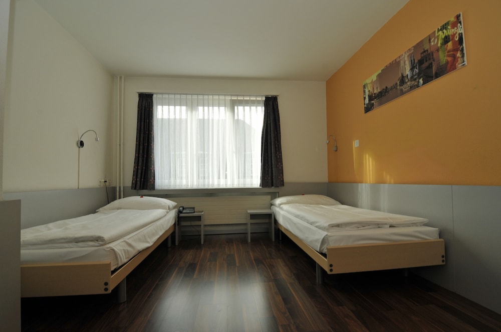 Economy Twin Room - Photo 4