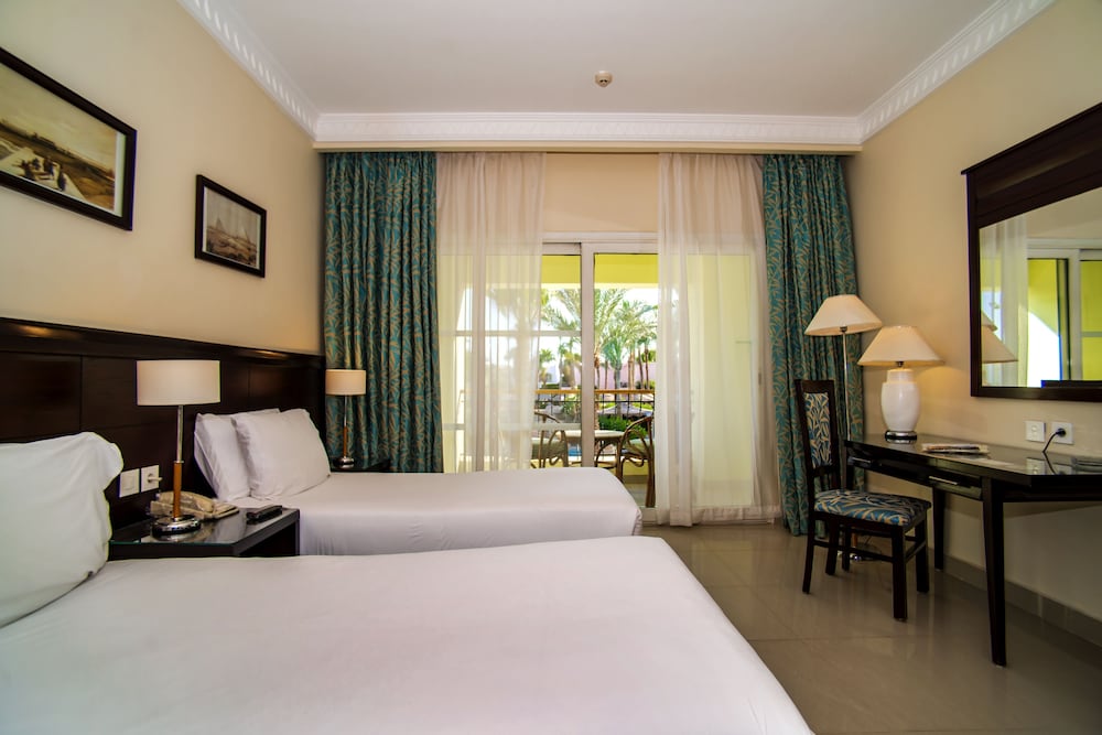 Standard Room, 3 Twin Beds, Garden View - Photo 3