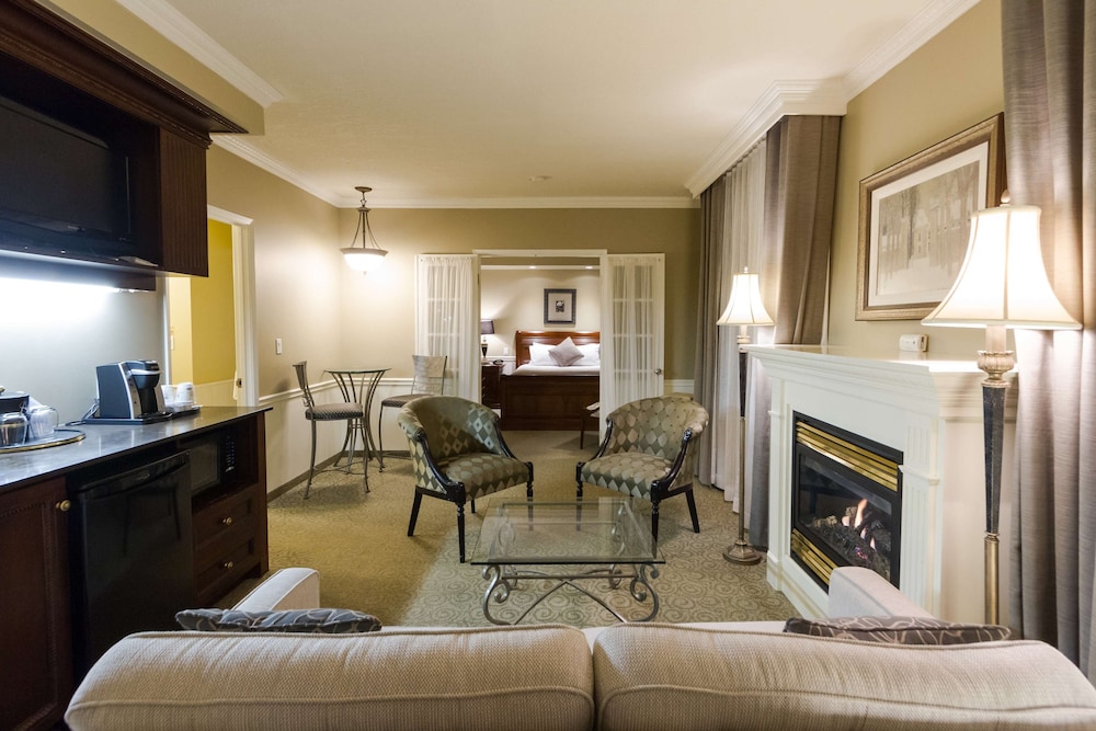 Suite, 2 Queen Beds, Non Smoking, Refrigerator & Microwave