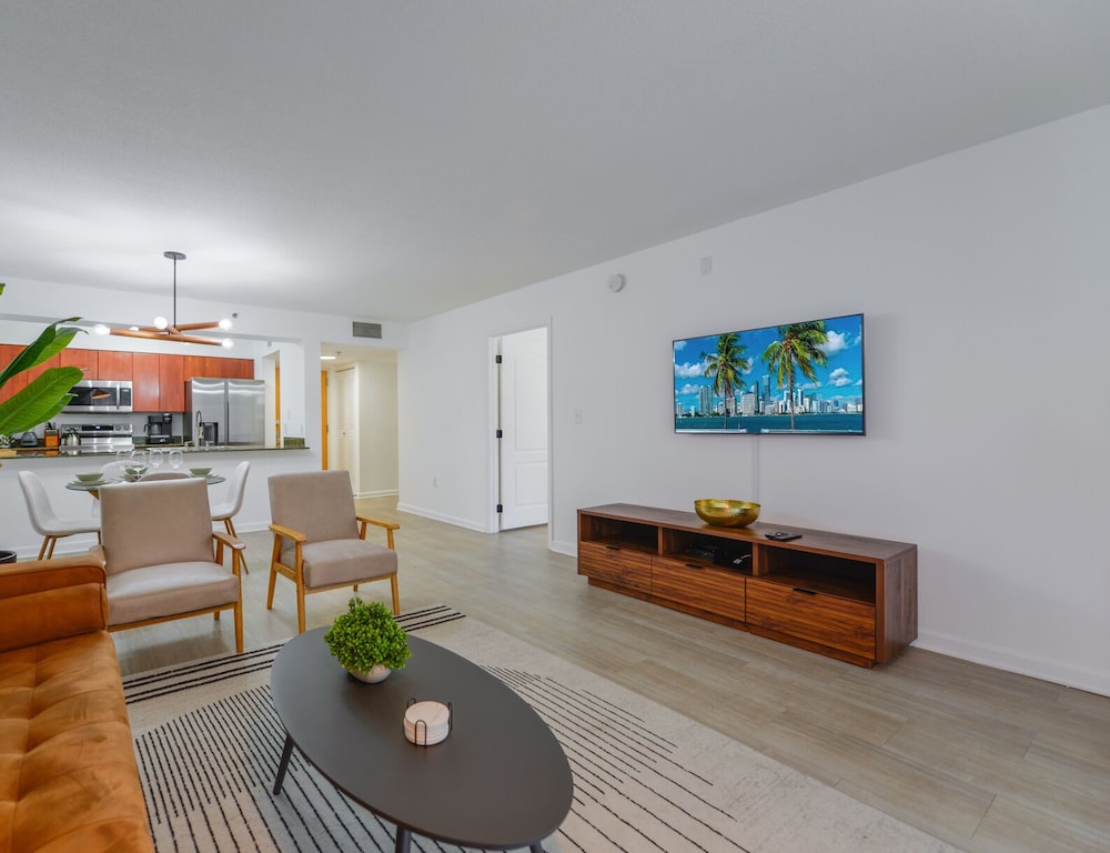 Luxury Condo, 1 Bedroom, City View photo 3