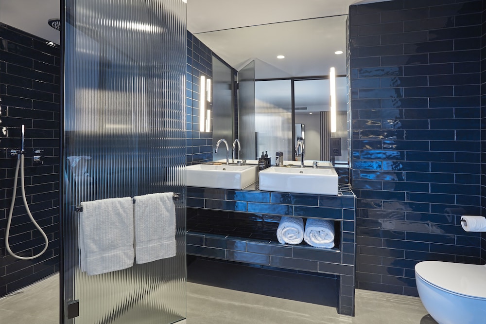 Suite, Balcony, City View - Photo 13