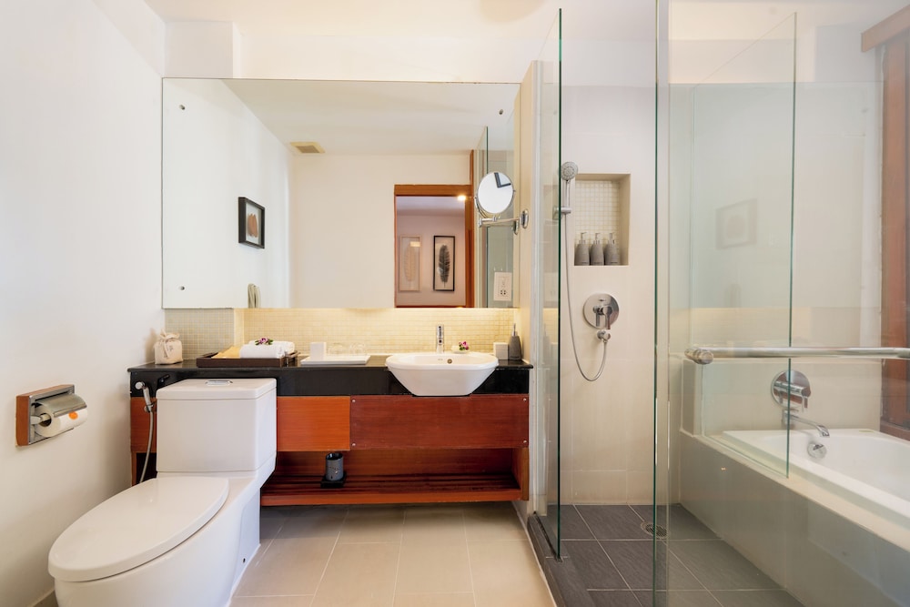 Deluxe Room, Pool View (Free Daily Minibar) - Photo 11