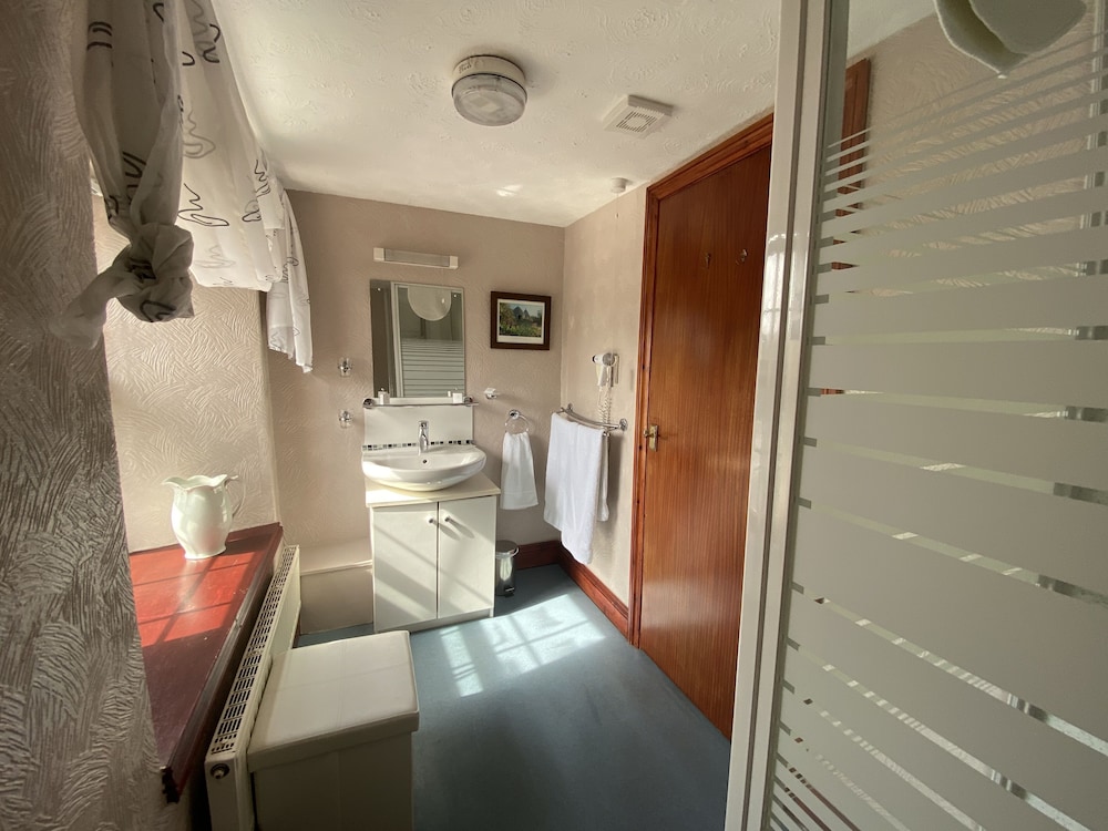 Room 1 Family Room, River View (Dog friendly x 1 dog) photo 2
