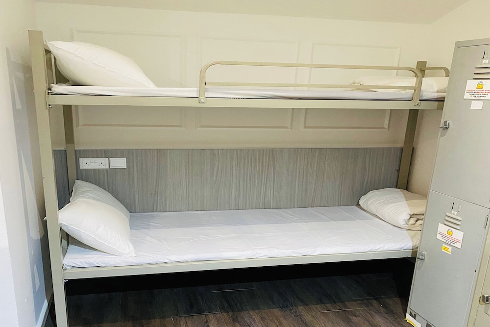 Single Bed in 6 Beds Male Dorm photo 3