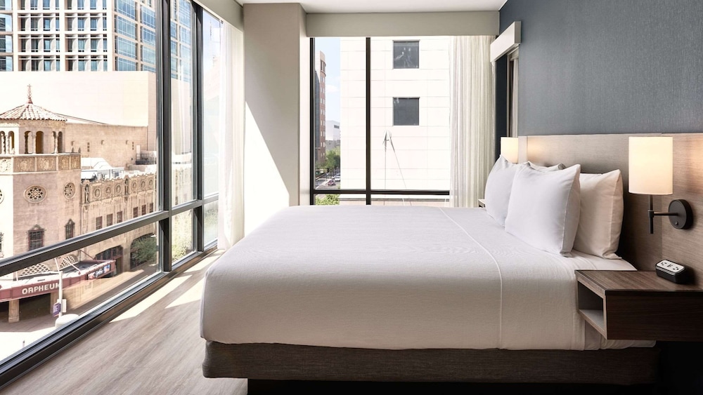 Suite, 1 King Bed with Sofa bed, Accessible (Shower) - Photo 4