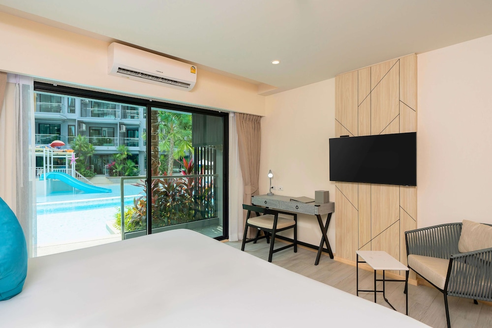 Deluxe Room, 1 Double Bed, Pool Access - Photo 1