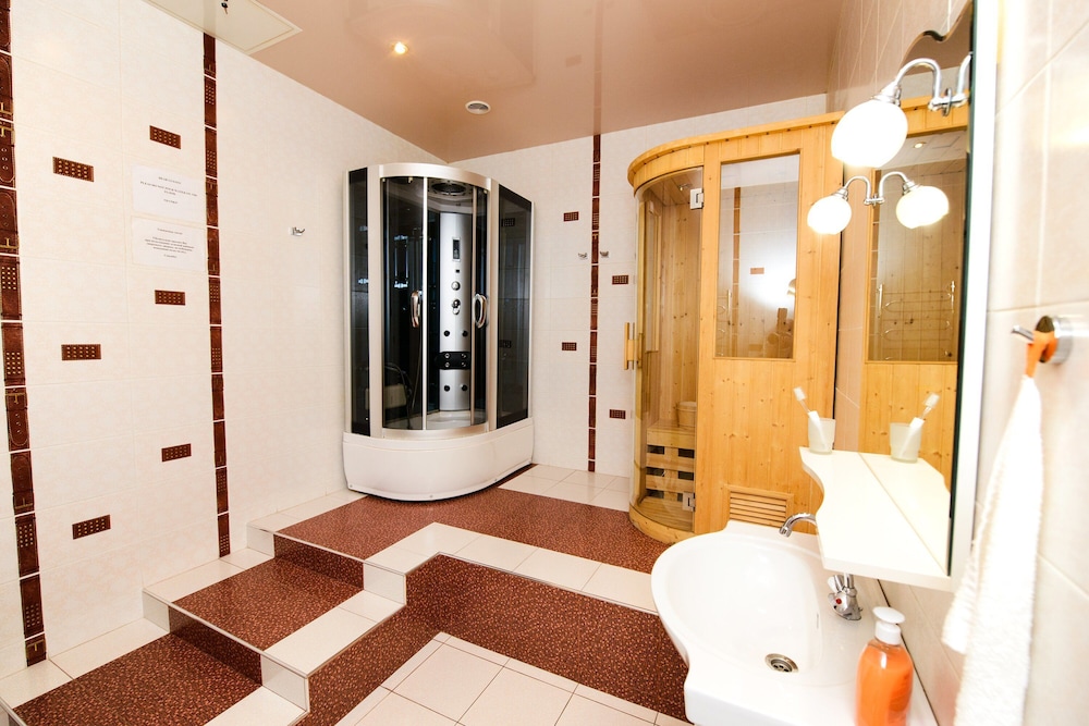 Family Room, Shared Bathroom photo 2