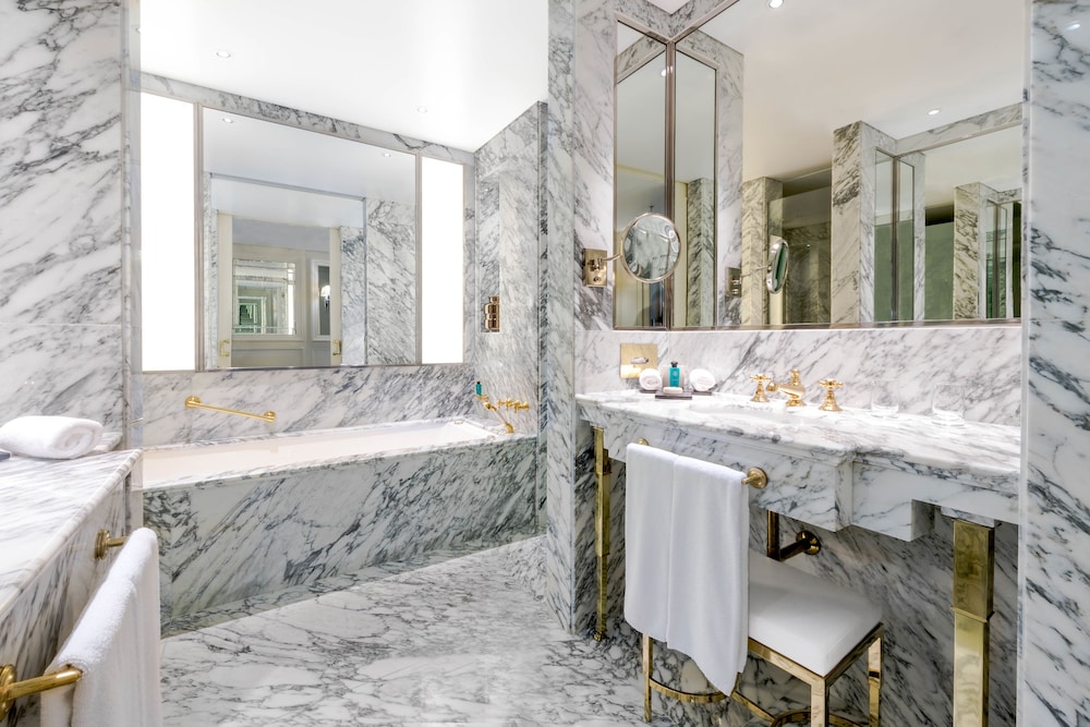 Deluxe Room Grand View thumbnail 5