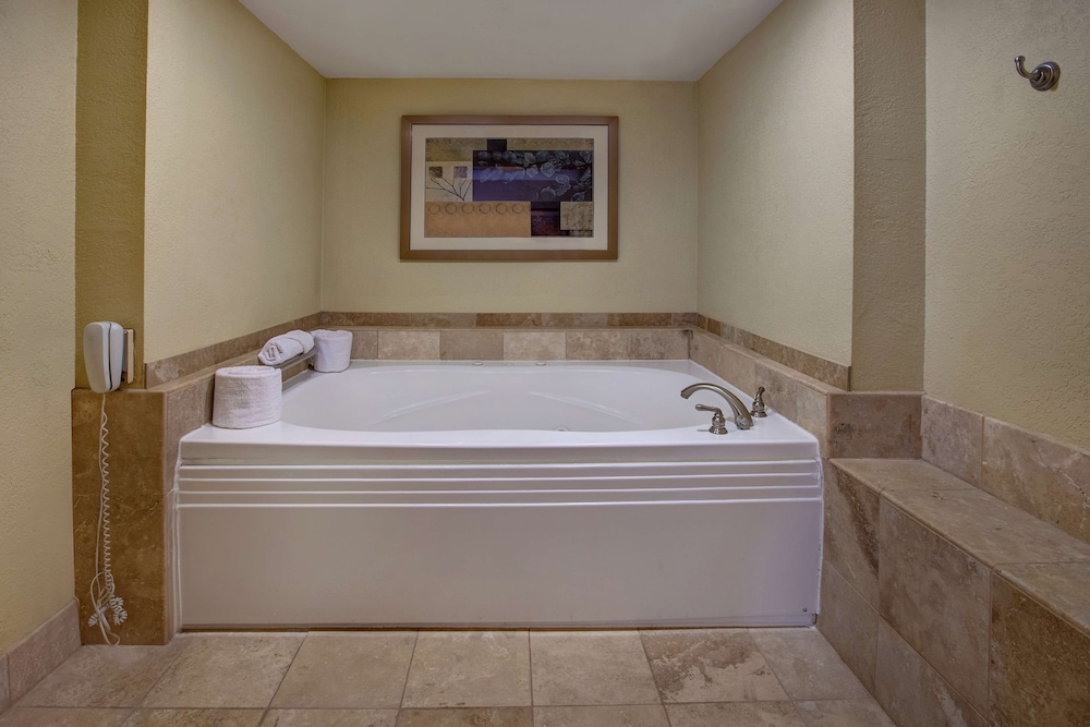Room, 1 King Bed, Refrigerator & Microwave (Jetted Tub) - Photo 5