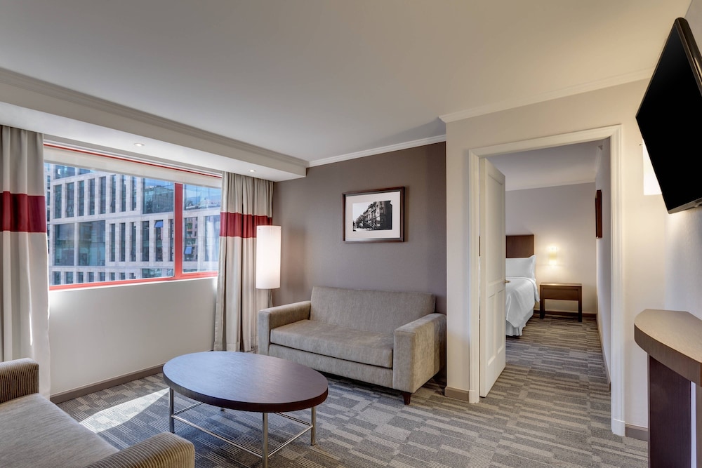 Deluxe Suite, 1 King Bed, Corner - Photo 4
