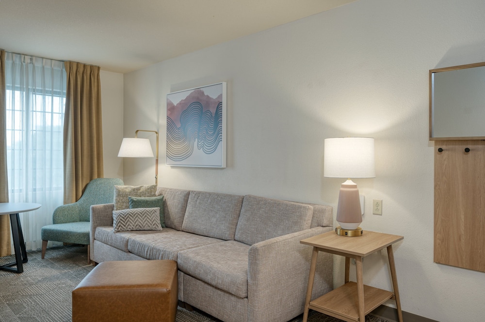 Suite, 1 King Bed, Accessible Bathtub (Communications) - Photo 4