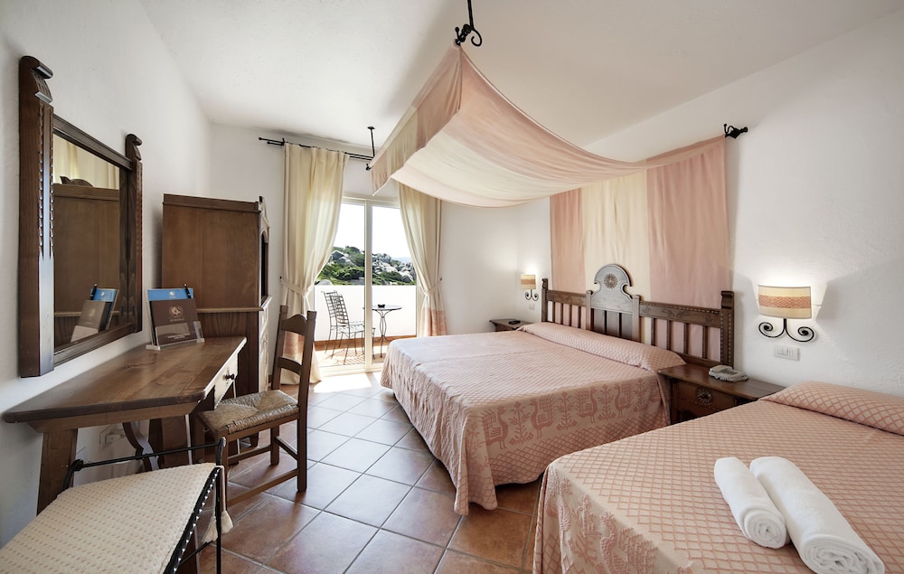 Superior Double or Twin Room, Balcony, Partial Sea View - Photo 1
