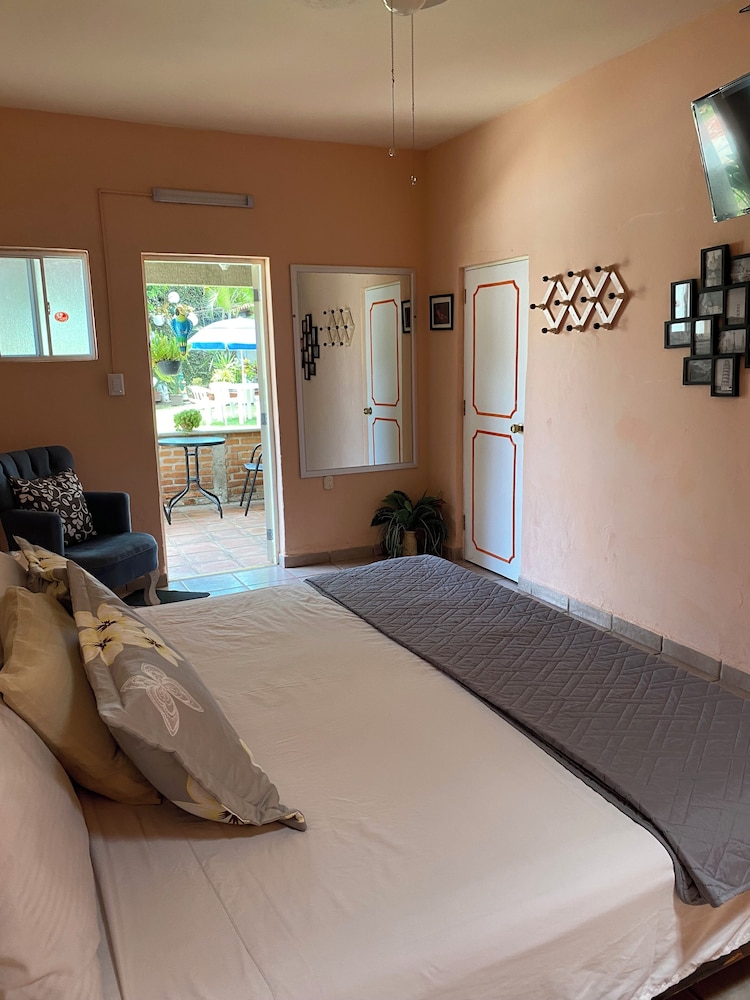 Standard Room, 1 King Bed photo 1