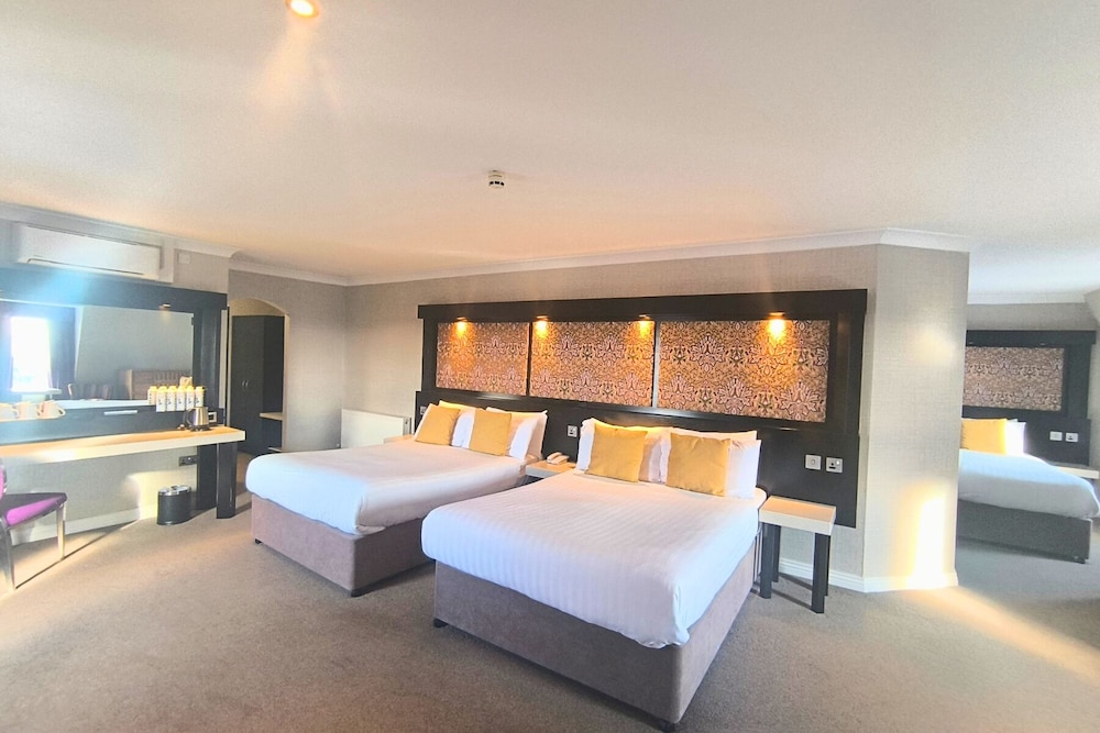 Deluxe Family Suite - 2 Double Beds & 1 Single Bed - Photo 4