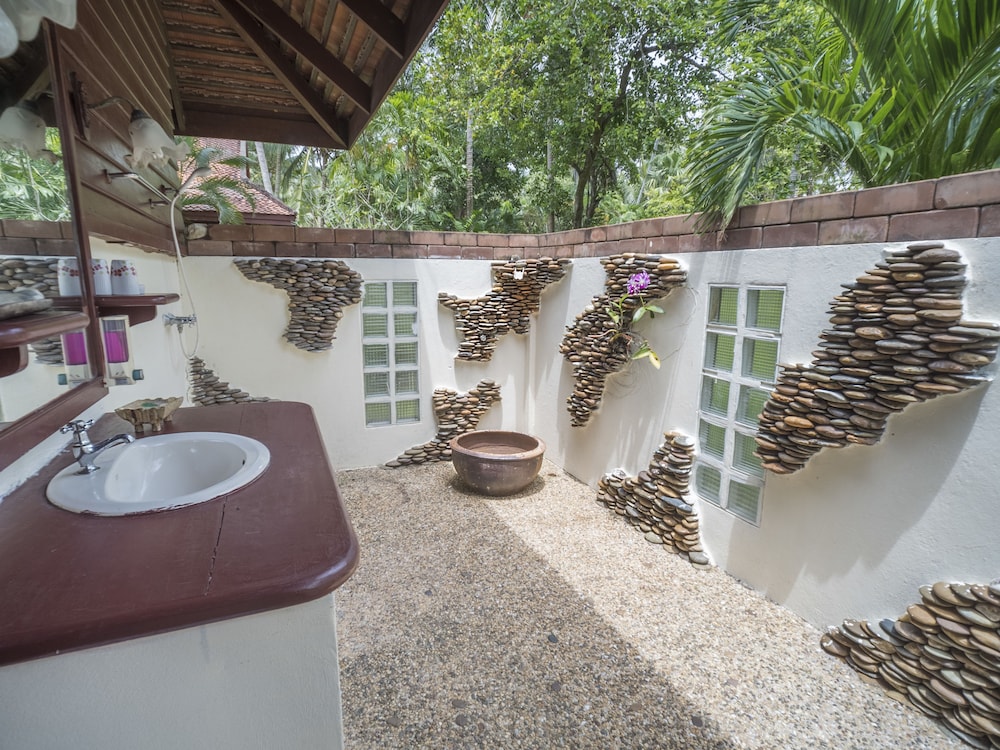 Bungalow Honeymoon Beachfront, Free Round-trip Boat Transfer photo 3