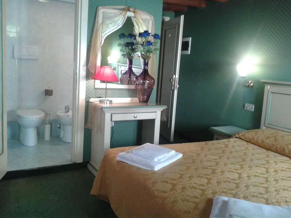 Double or Twin Room photo 2