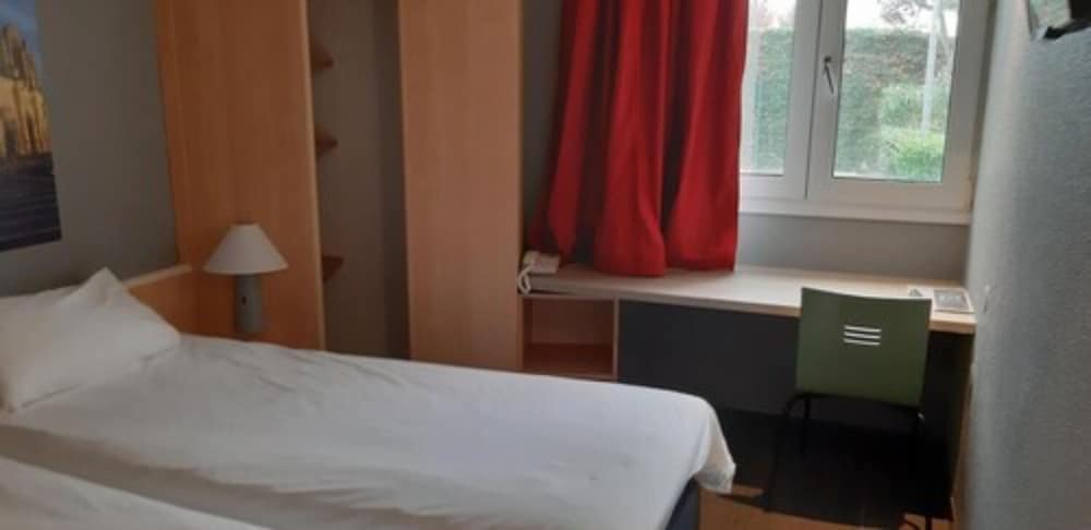 Standard Room, 2 Twin Beds - Photo 6
