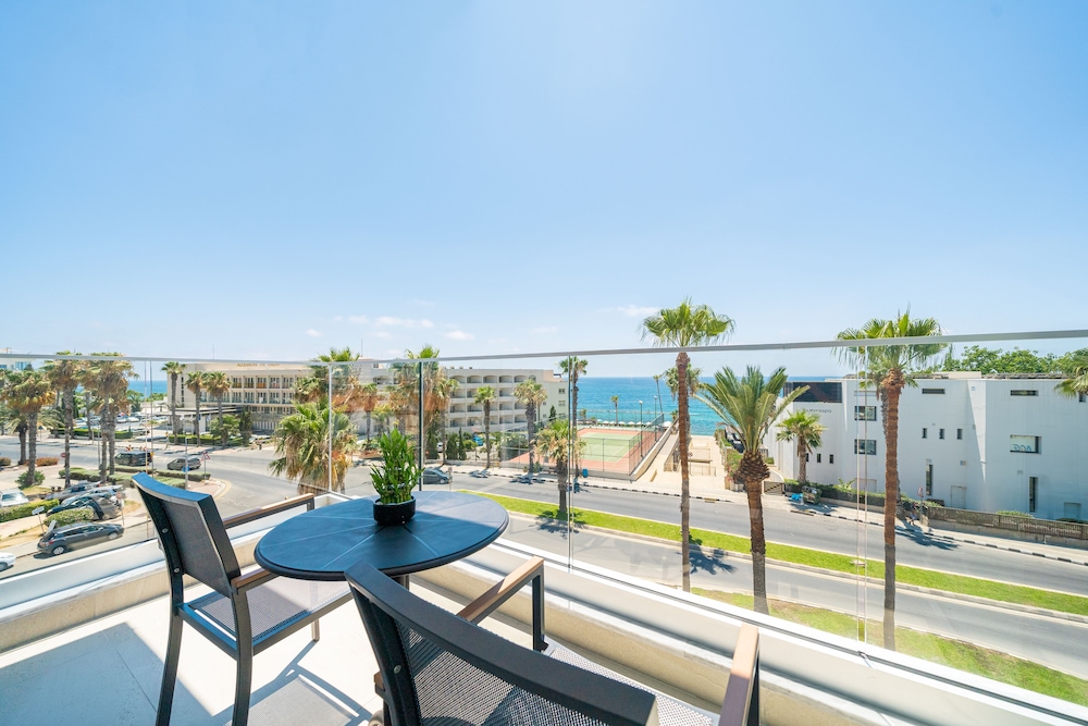 Studio Suite with Sea View photo 2