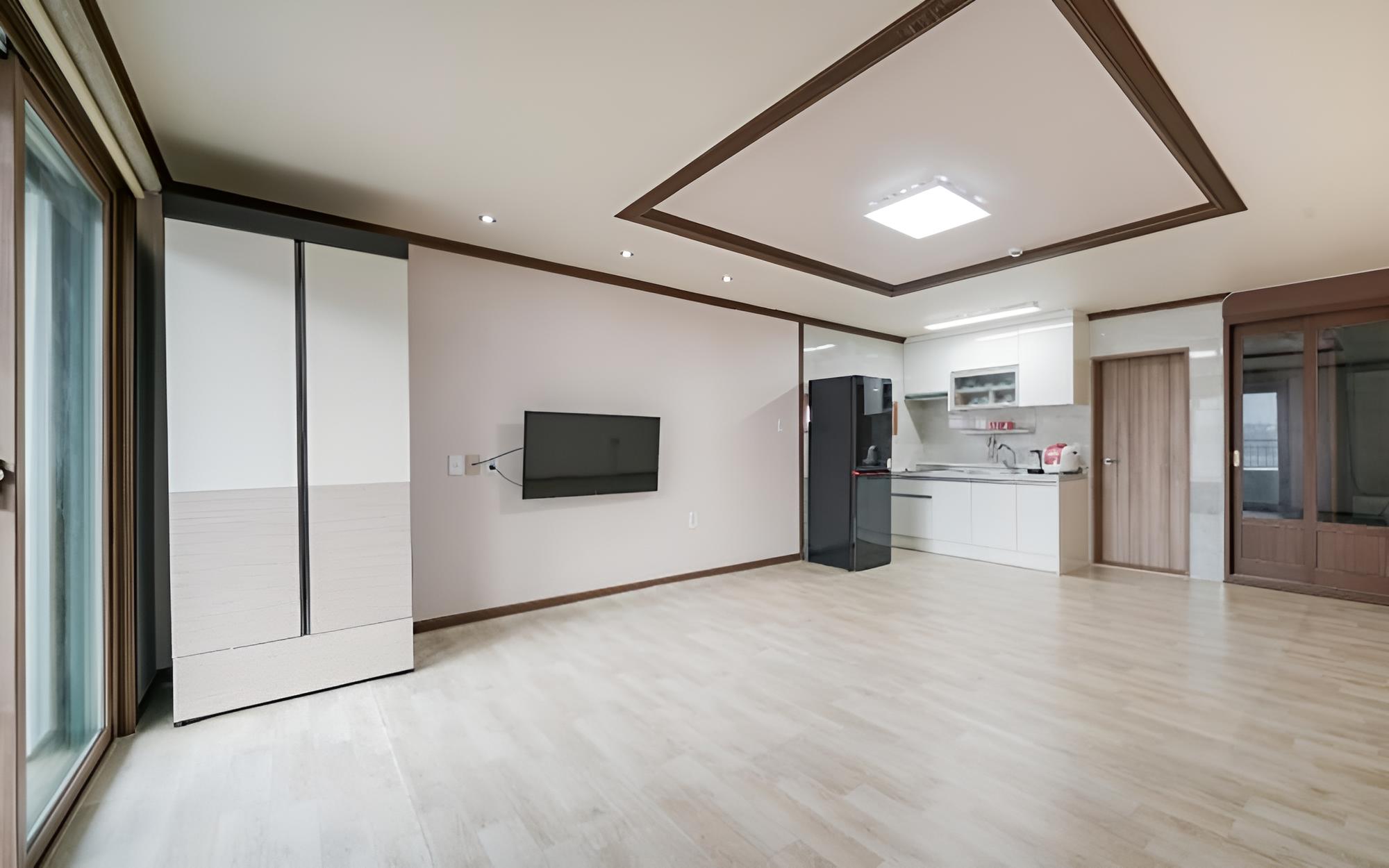 Room (Sun Room (Ondol Room))