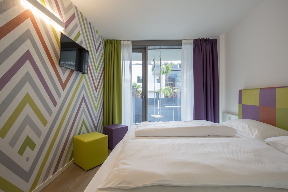 Design Room, 1 Double or 2 Twin Beds