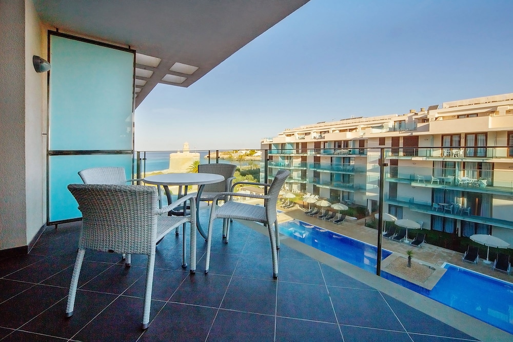 Apartamento, 2 habitaciones, vista parcial al mar