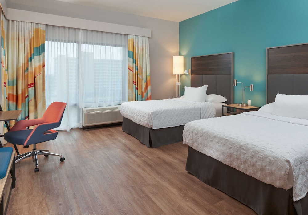 Room, 2 Queen Beds, Accessible, Bathtub - Photo 2