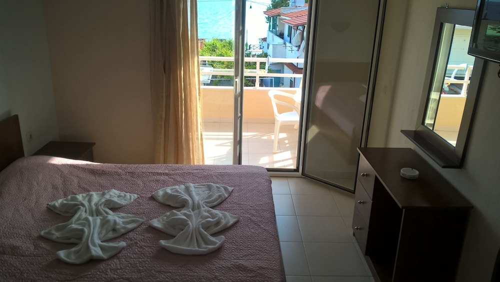 Double or Twin Room, 1 Double or 2 Twin Beds photo 3
