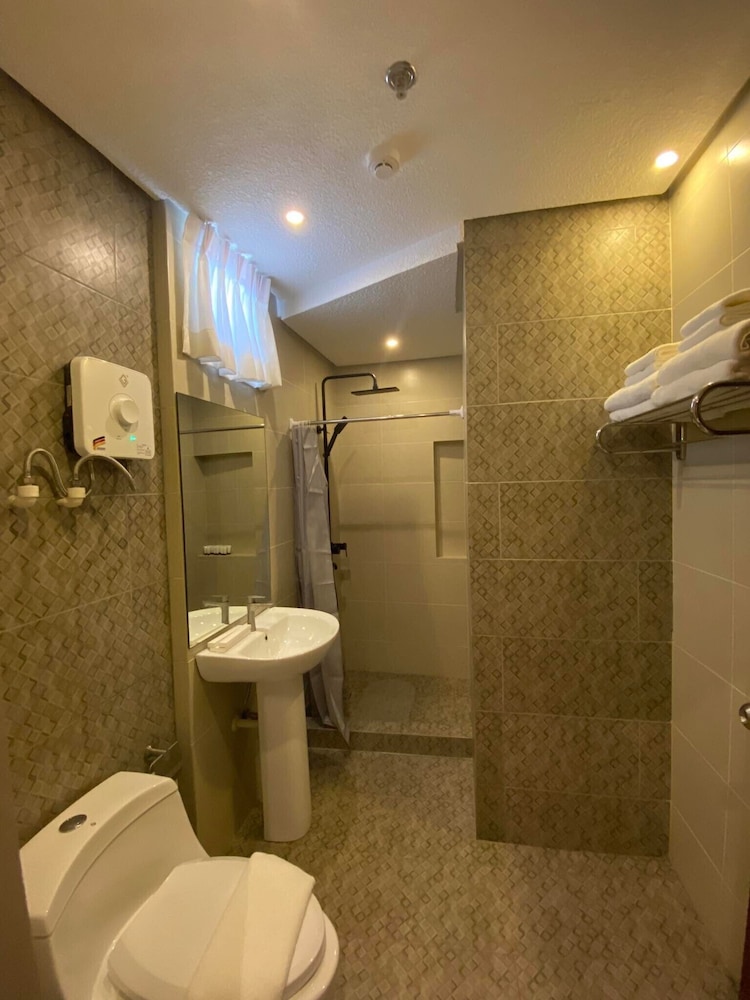 Deluxe Double Room, 2 Queen Beds photo 3