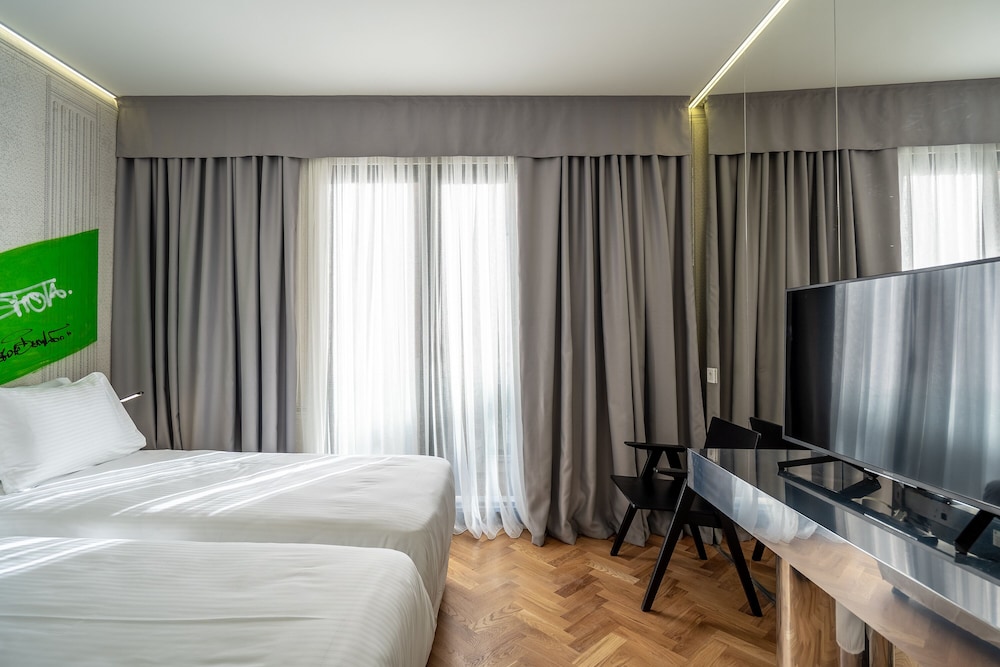 Standard Twin Room - Photo 13