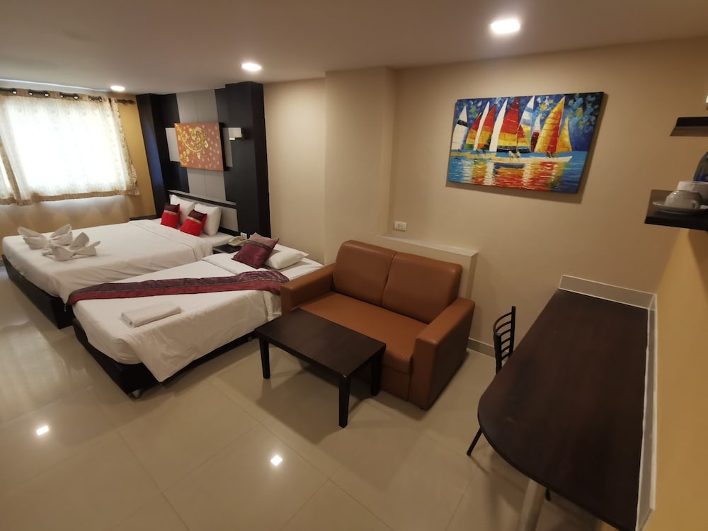 Deluxe Double or  Twin with Breakfast and Airport Transfer - Photo 16