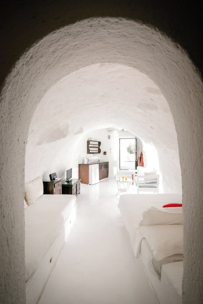 Cave Suite with Caldera View - Photo 1