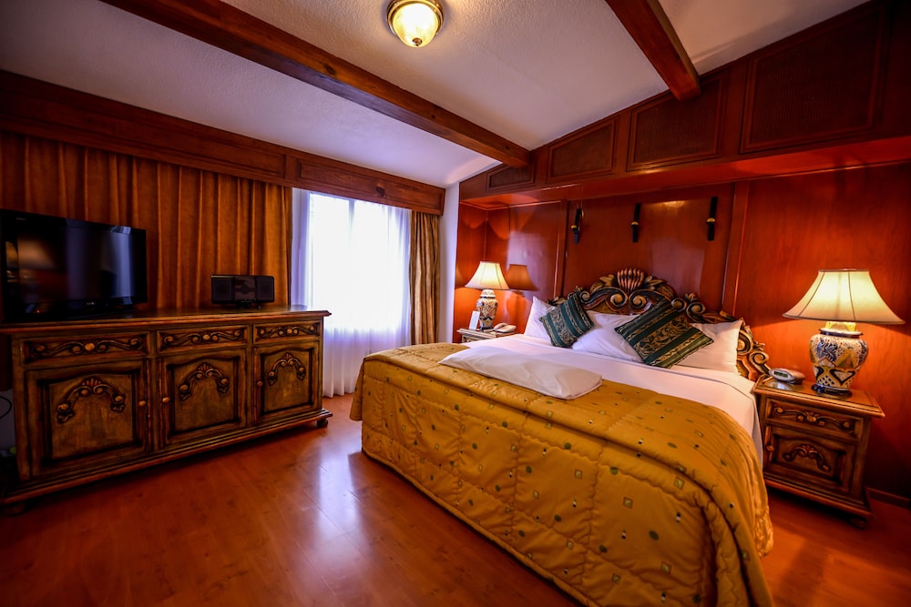 Deluxe Room, 1 King Bed - Photo 2