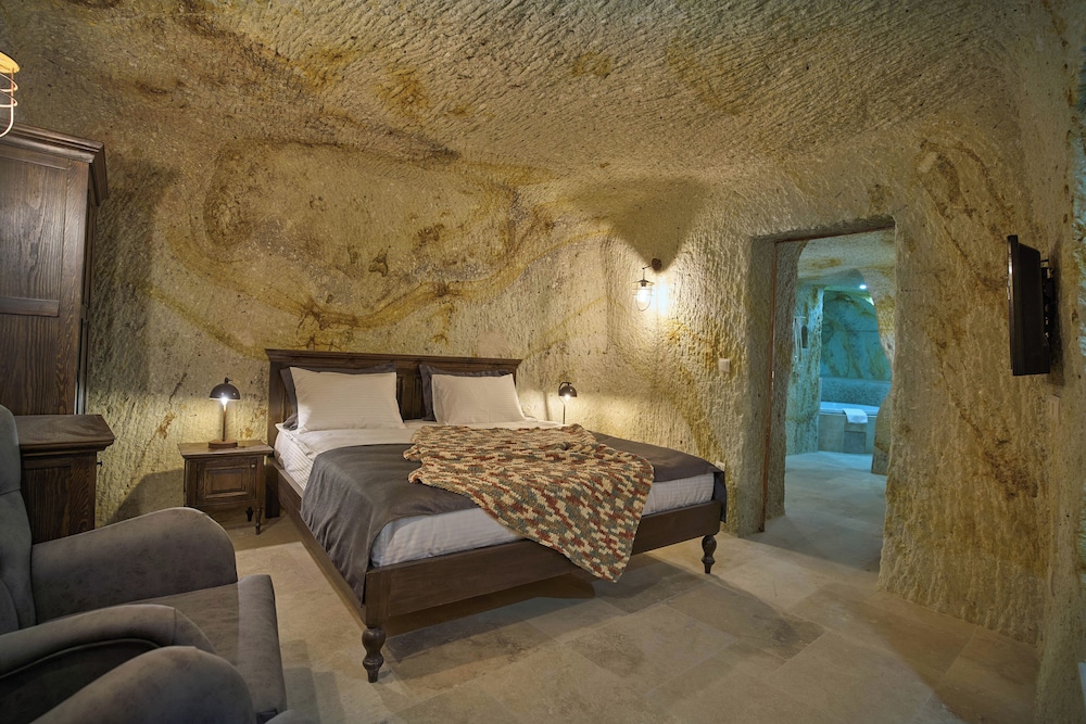 Honeymoon Suite, Jetted Tub photo 3