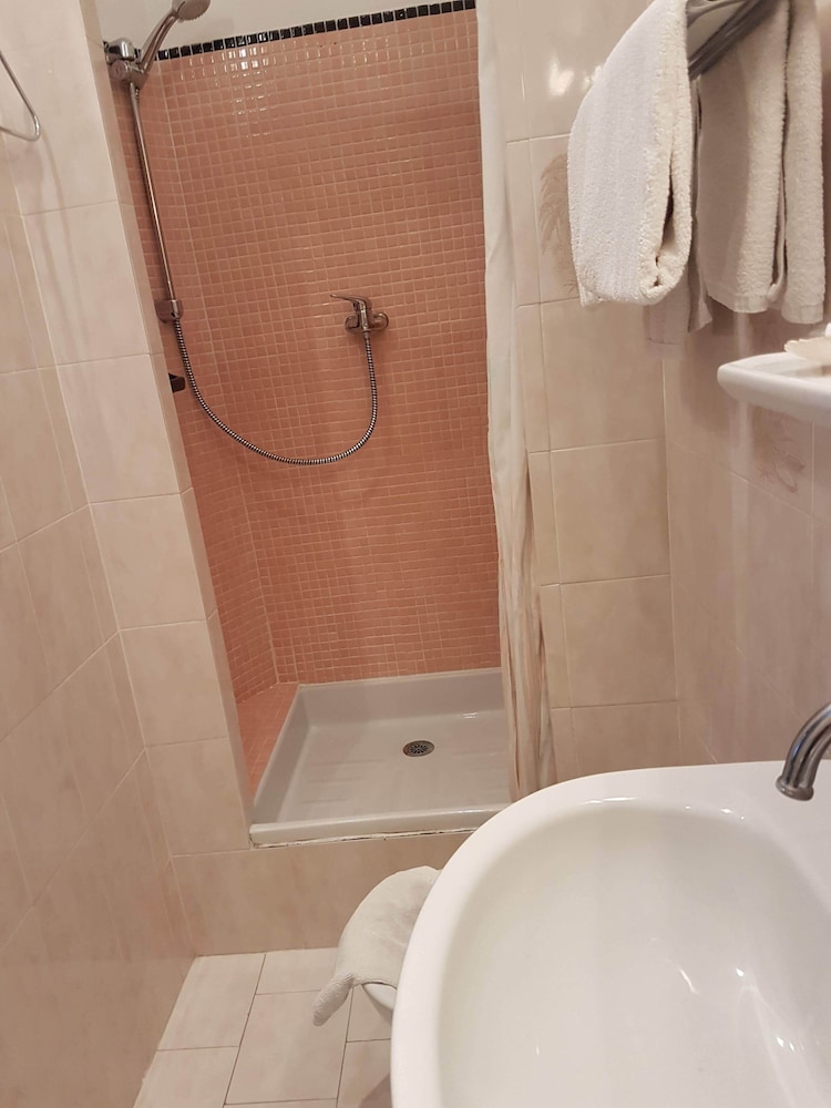 Double Room - Photo 8