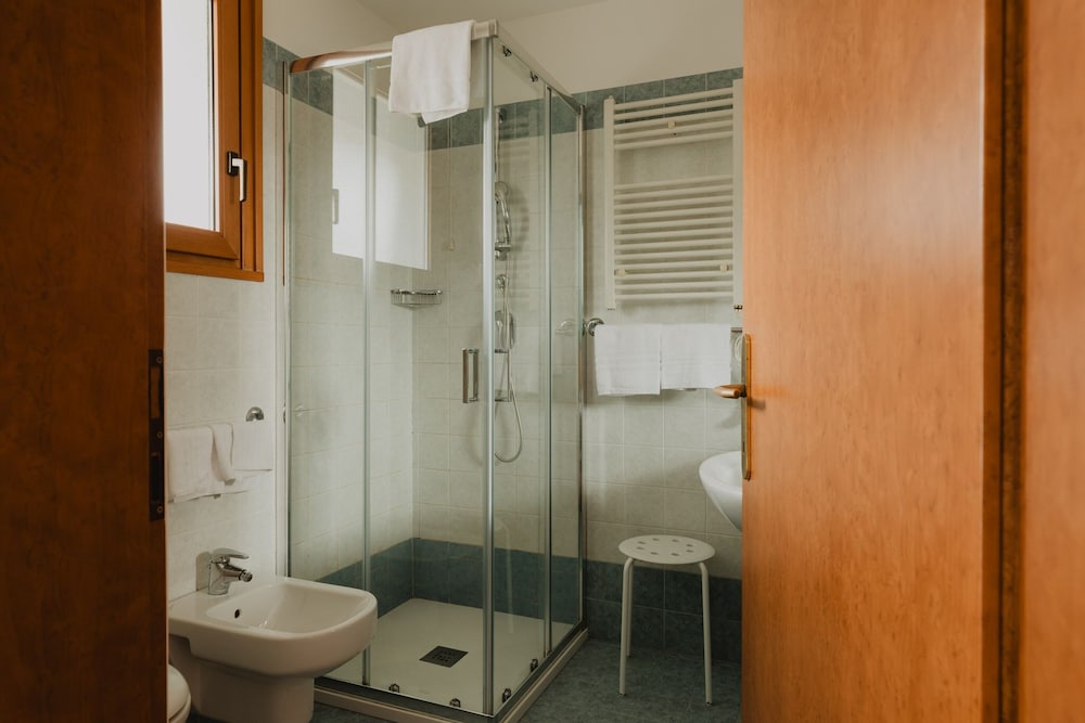 Double or Twin Room - Photo 5