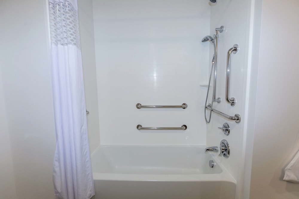 Room, 2 Queen Beds, Accessible, Bathtub - Photo 6