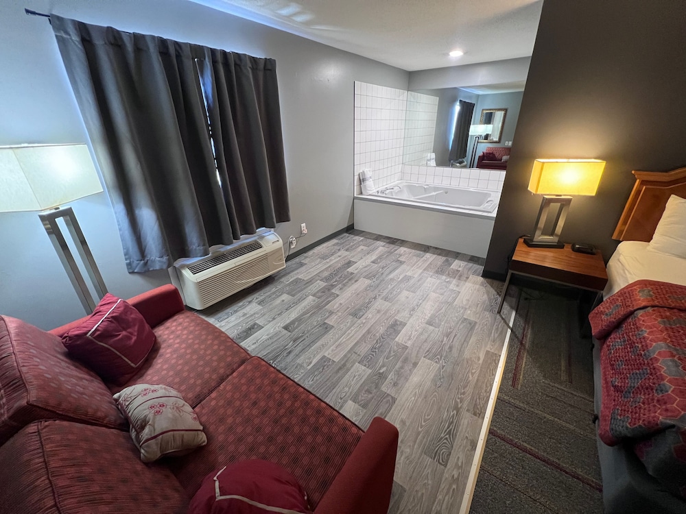 Deluxe Room, 1 King Bed, Jetted Tub photo 3