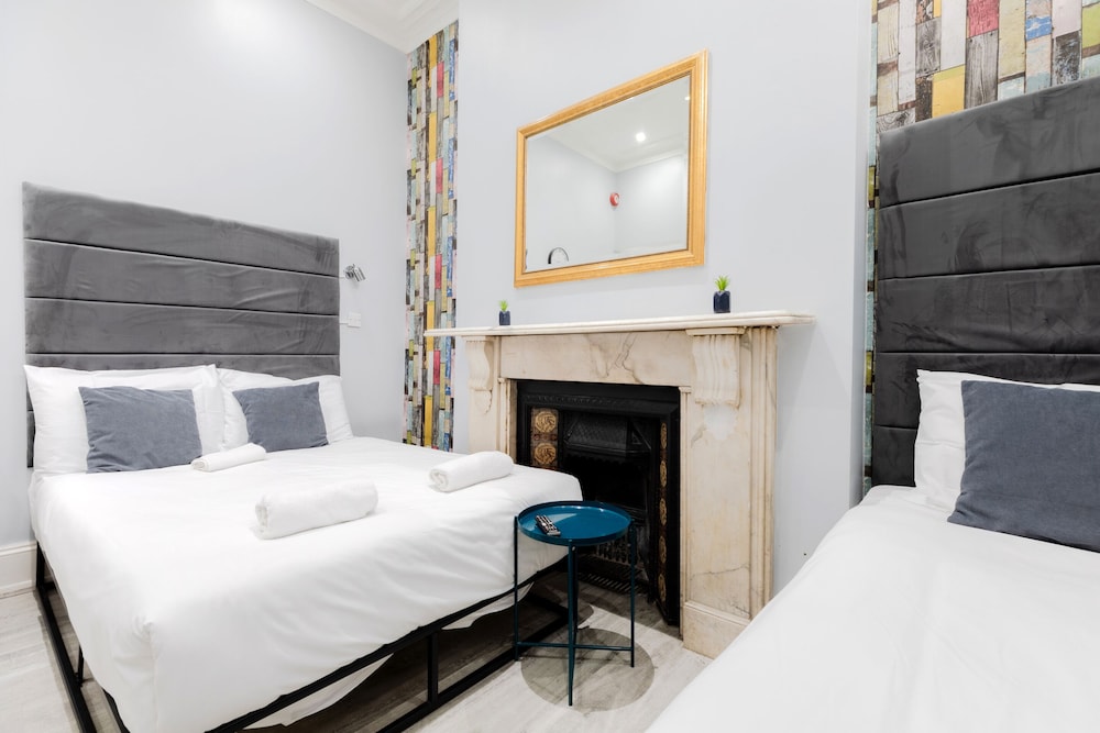 Classic Triple Room, Ensuite photo 3