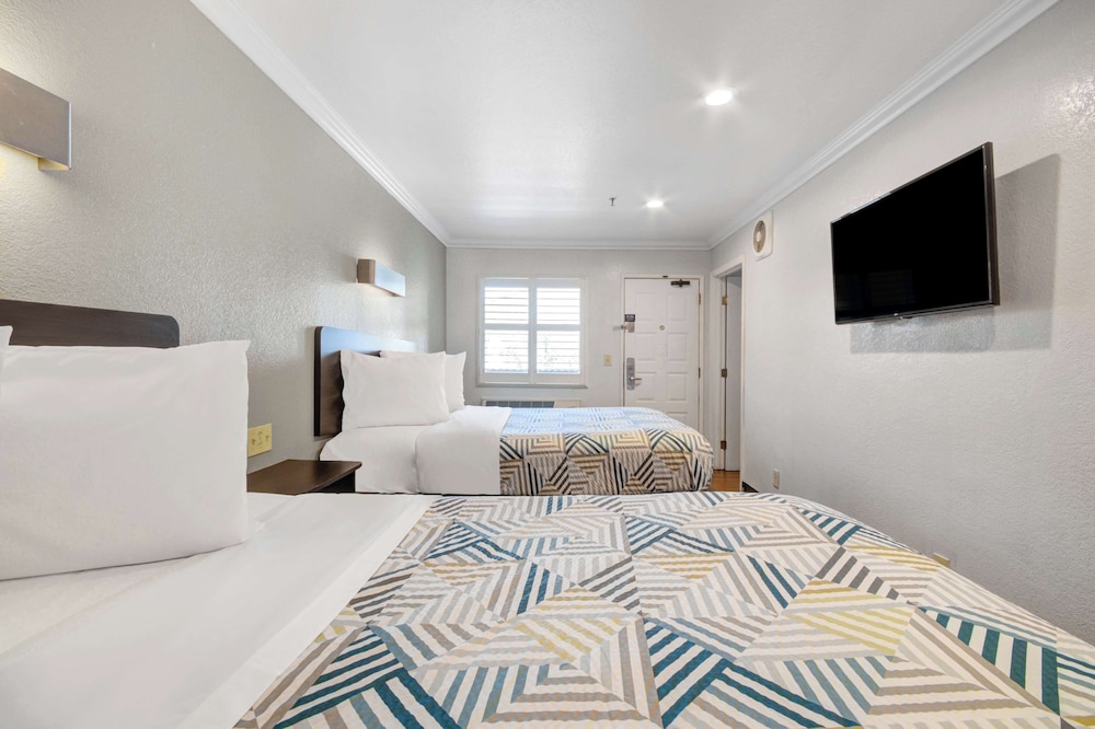 Deluxe Room, 2 Queen Beds, Non Smoking photo 2