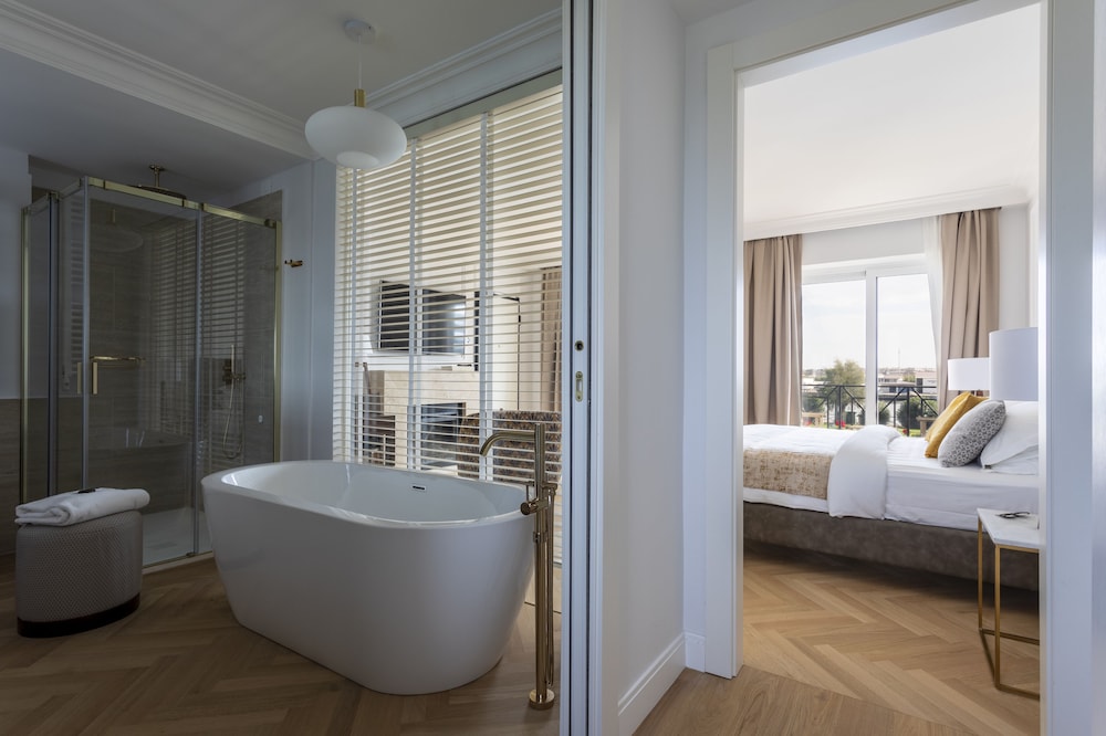 Deluxe Suite - Photo 8