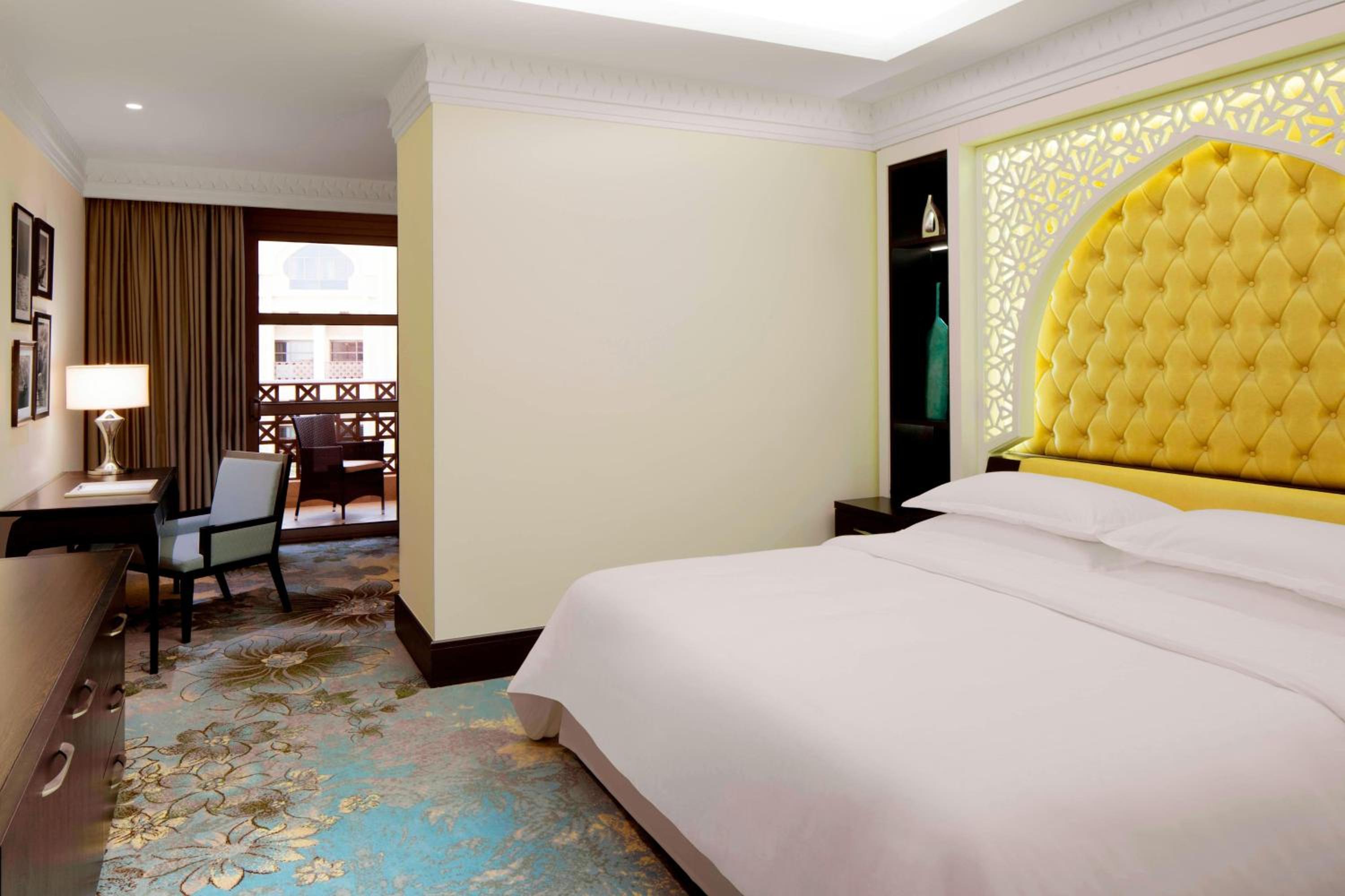 Sheraton Club King with Pool View and Lounge access photo 2