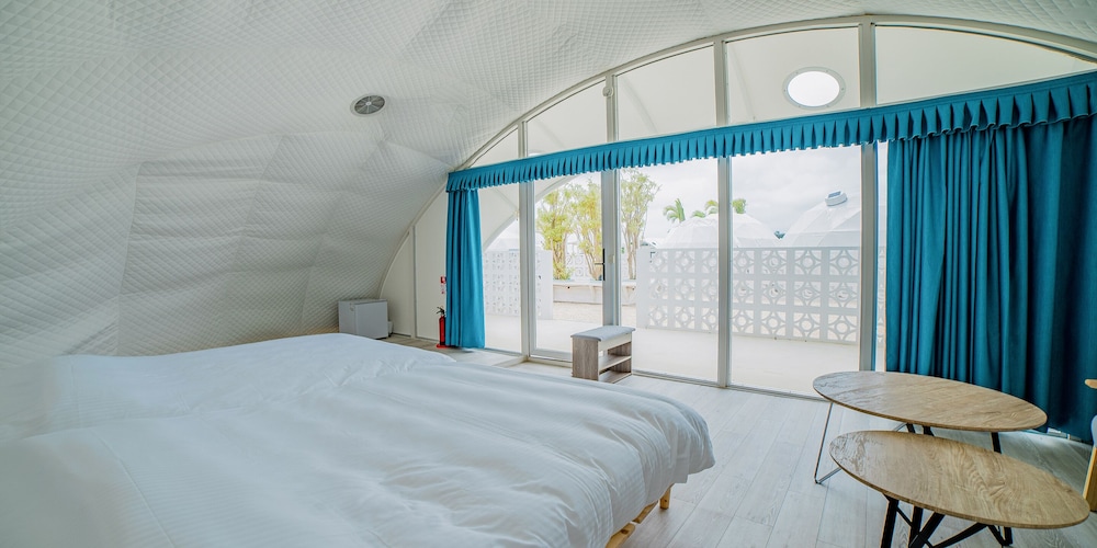Superior Dome (Outside Hot Tub, Free Wi-Fi) Non-smoking