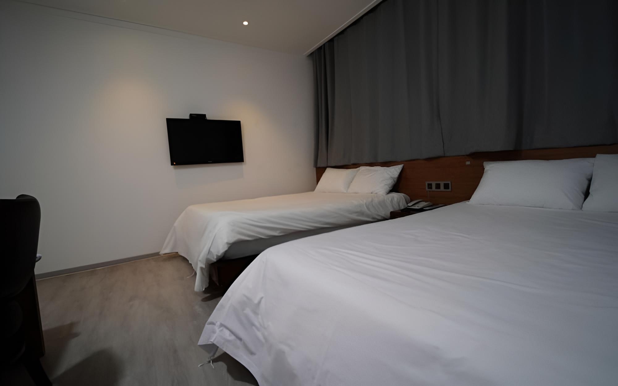 Room (Twin bed B) - Photo 6