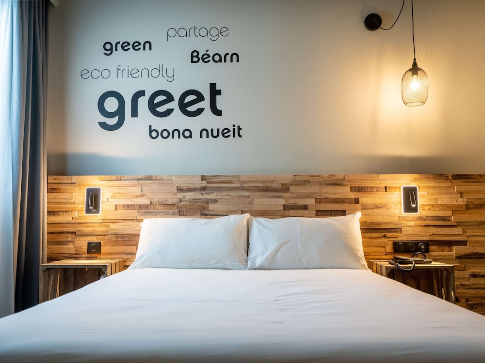 Pop room with a double bed - Photo 8