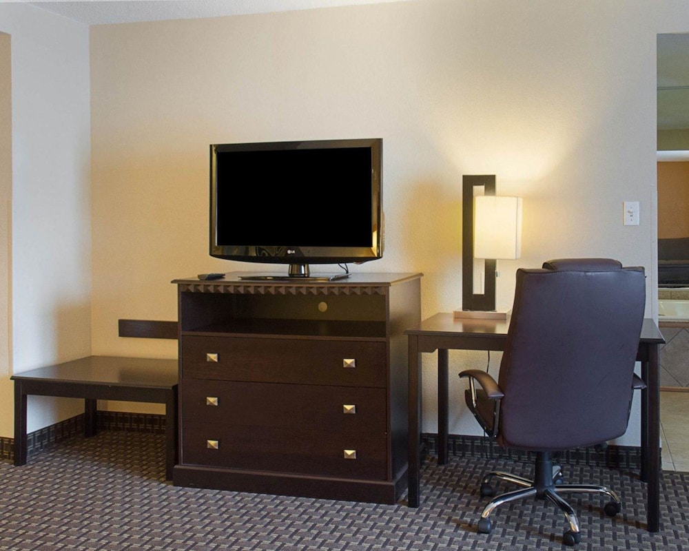 Suite, 1 King Bed with Sofa bed, Non Smoking - Photo 2